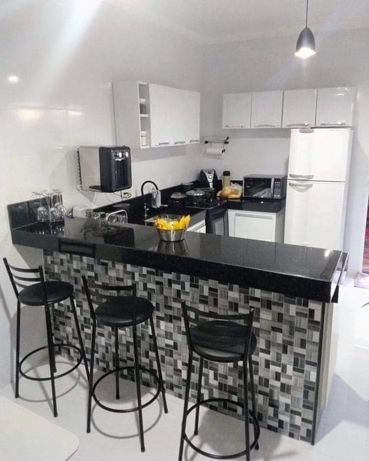 Cozinha com bancada em granito preto executada pela marmoraria