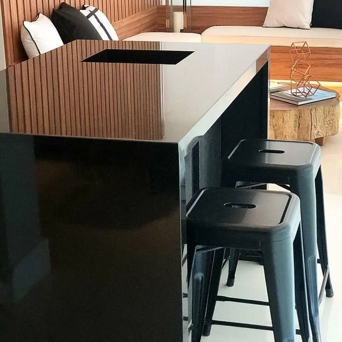 Ilha de cozinha com bancada em mármore